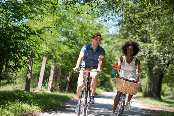 Junges multiethnisches Paar bei einer Radtour in der Natur — Stockfoto