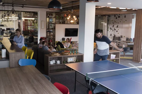 Jugar ping pong tenis en el espacio de oficina creativa —  Fotos de Stock