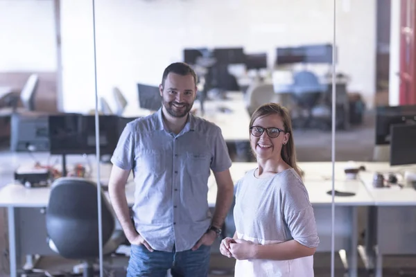 Geschäftspaar im Büro — Stockfoto