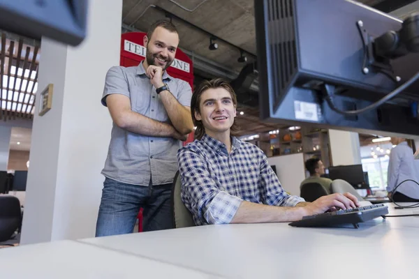 Start-up-Unternehmensgruppe arbeitet — Stockfoto