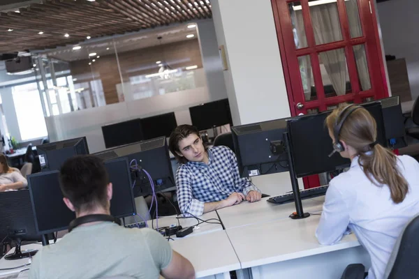 Conseguir social, la gente en la oficina moderna — Foto de Stock