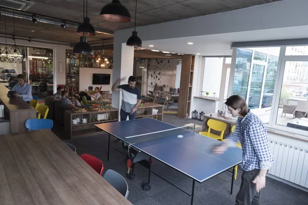Jugar ping pong tenis en el espacio de oficina creativa —  Fotos de Stock