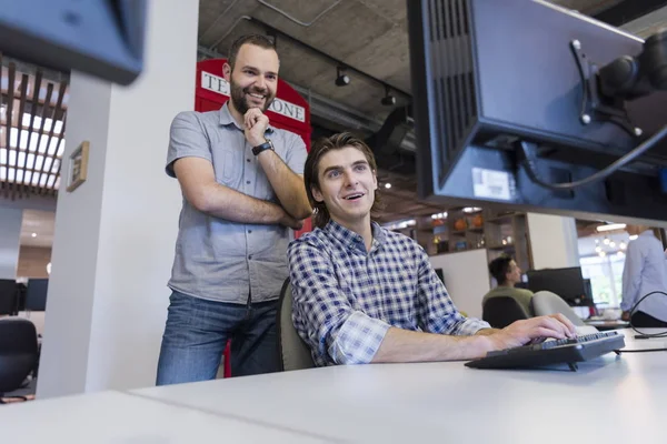 Start-up-Gruppe arbeitet als Team an Lösung — Stockfoto