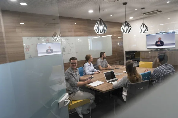 Grupo de empresários que participam em videoconferências — Fotografia de Stock