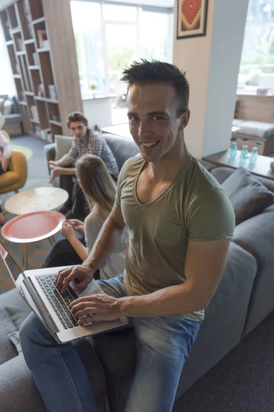 Homme d'affaires au bureau moderne — Photo