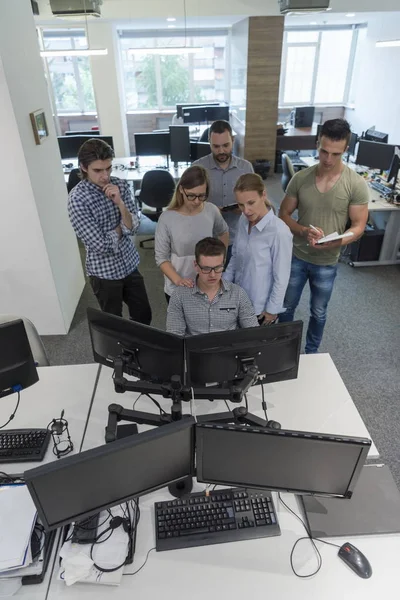 Start-up-Gruppe arbeitet als Team an Lösung — Stockfoto