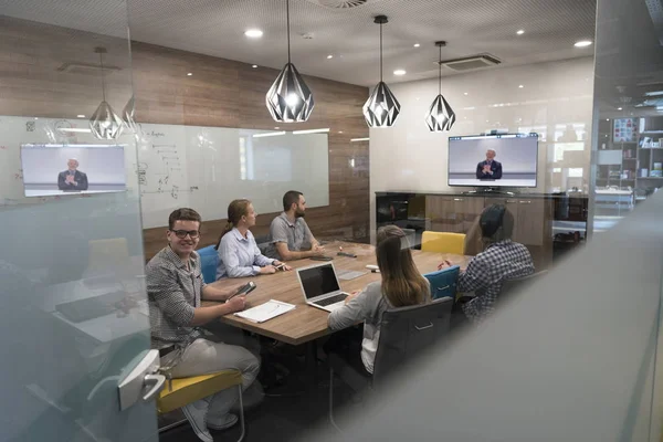 Memulai bisnis orang kelompok menghadiri video konferensi panggilan — Stok Foto
