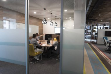 Girişim ekibi toplantıda