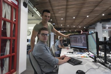 Girişimci iş adamları grubu çözüm bulmak için takım olarak çalışıyor