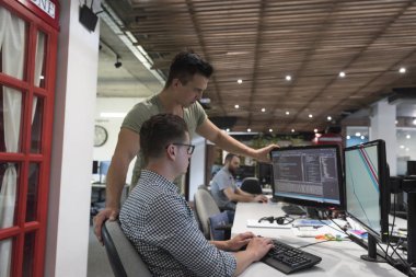 Girişimci iş adamları grubu çözüm bulmak için takım olarak çalışıyor