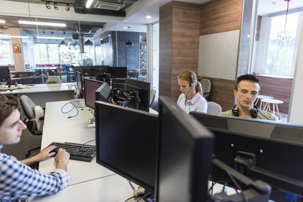 Conseguir social, la gente en la oficina moderna — Foto de Stock