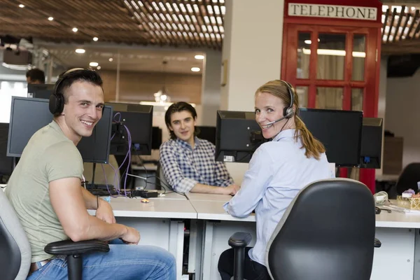 Conseguir social, la gente en la oficina moderna —  Fotos de Stock