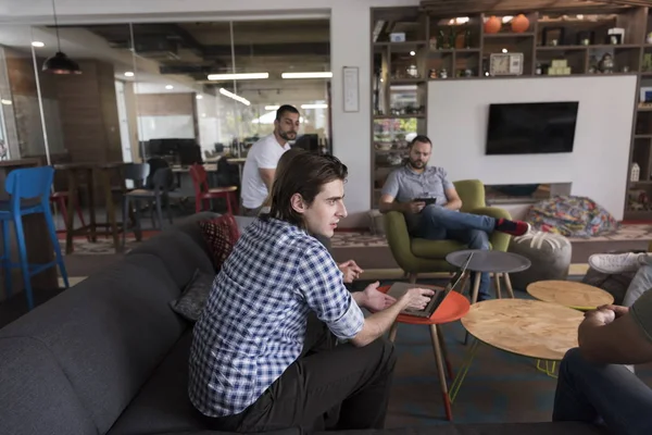 Takım toplantısı ve beyin fırtınası.