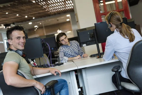 Conseguir social, la gente en la oficina moderna —  Fotos de Stock