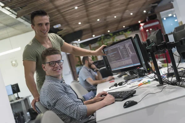 Start-up-Gruppe arbeitet als Team an Lösung — Stockfoto