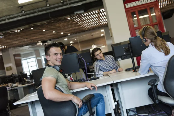 Conseguir social, la gente en la oficina moderna —  Fotos de Stock