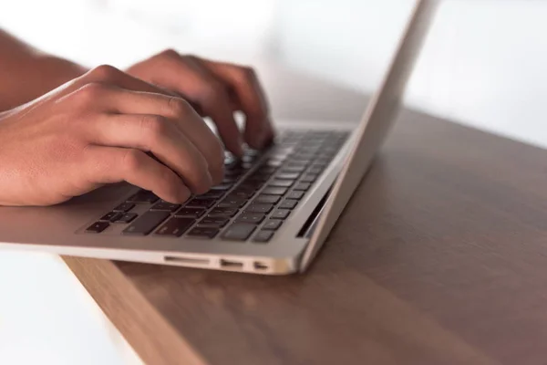 Primo piano delle mani maschili mentre si lavora in ufficio moderno — Foto Stock