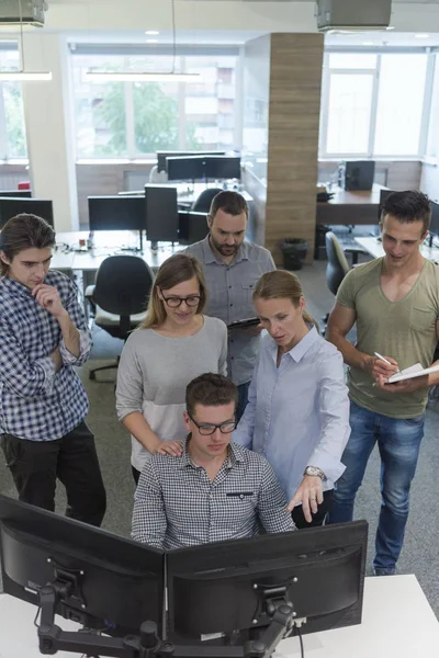 Startup business people grupo trabajando en equipo para encontrar una solución — Foto de Stock