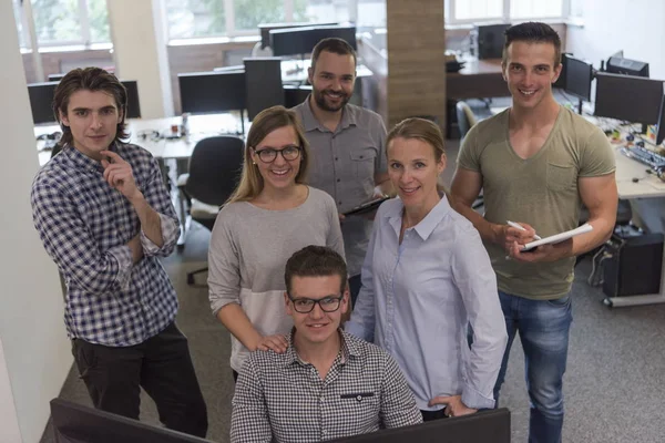 Grupo de jóvenes emprendedores en pie como equipo — Foto de Stock