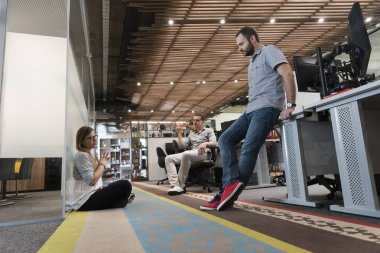 Günlük takım toplantısı ve beyin fırtınası.