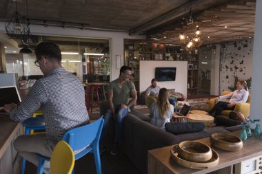 Takım toplantısı ve beyin fırtınası.