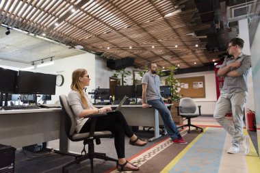 Günlük takım toplantısı ve beyin fırtınası.