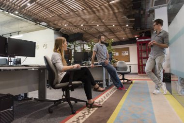 Günlük takım toplantısı ve beyin fırtınası.