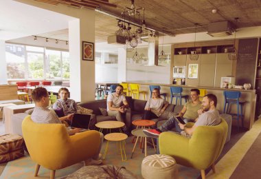 Takım toplantısı ve beyin fırtınası.