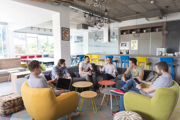 Reunión de equipo y lluvia de ideas — Foto de Stock