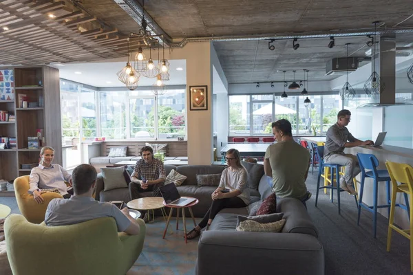 Reunión de equipo y lluvia de ideas — Foto de Stock