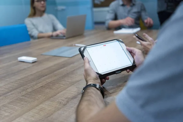 Close up του επιχειρηματία κατά τη συνάντηση χρησιμοποιώντας tablet — Φωτογραφία Αρχείου