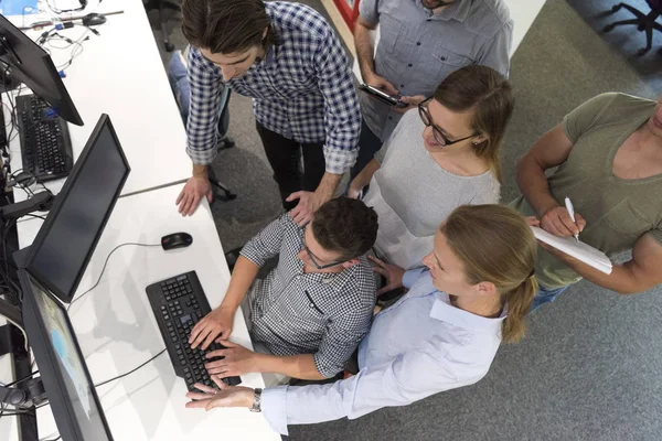 Startup business people grupo trabajando en equipo para encontrar una solución — Foto de Stock