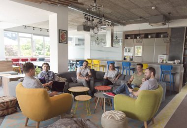 Takım toplantısı ve beyin fırtınası.