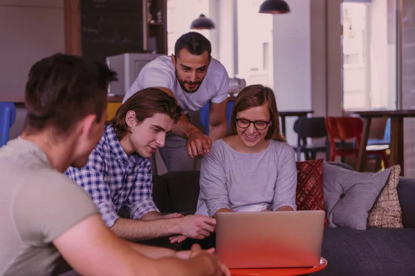 Teamvergadering en brainstormen — Stockfoto