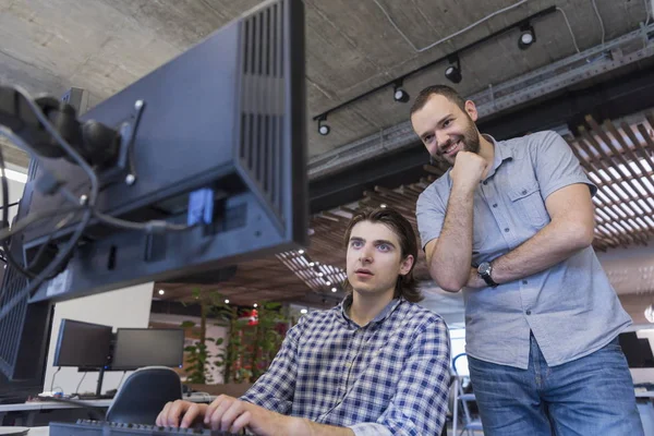 Startup business people group trabalhando em equipe para encontrar solução — Fotografia de Stock