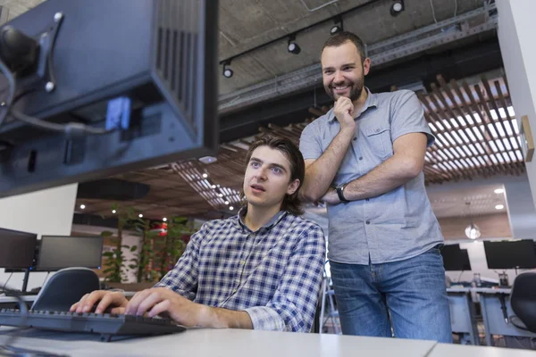 Startup business people group trabalhando em equipe para encontrar solução — Fotografia de Stock