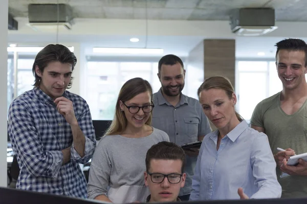 Startupföretag grupp arbetar som team för att hitta en lösning — Stockfoto