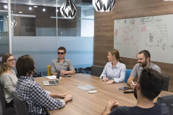 Команда стартапов на встрече — стоковое фото