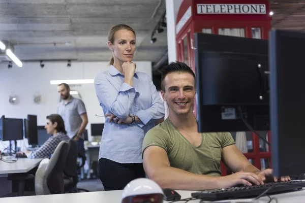 Couple d'affaires au bureau — Photo