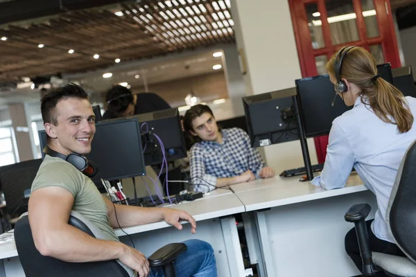 Conseguir social, la gente en el lugar de trabajo de oficina moderna —  Fotos de Stock