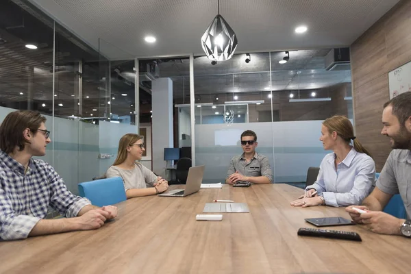 Equipe de negócios de inicialização em reunião no escritório moderno — Fotografia de Stock