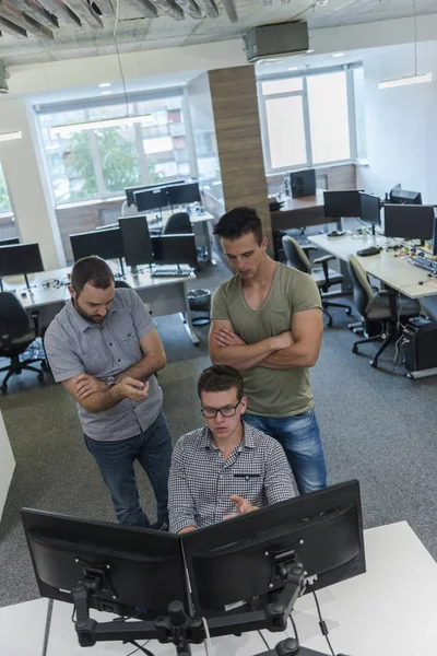 Startup business people grupo trabajando en equipo para encontrar una solución — Foto de Stock