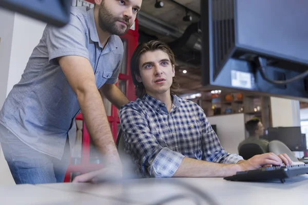 Startup business people grupo trabajando en equipo para encontrar una solución — Foto de Stock