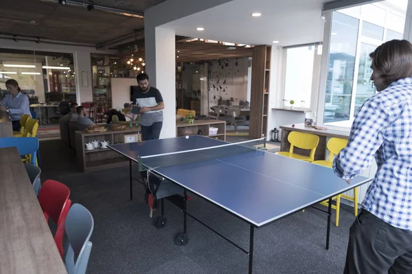 Ping pong tennis spelen op creatieve kantoorruimte — Stockfoto