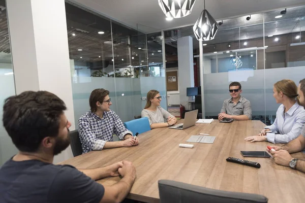 Стартап бізнес-команда на зустрічі — стокове фото