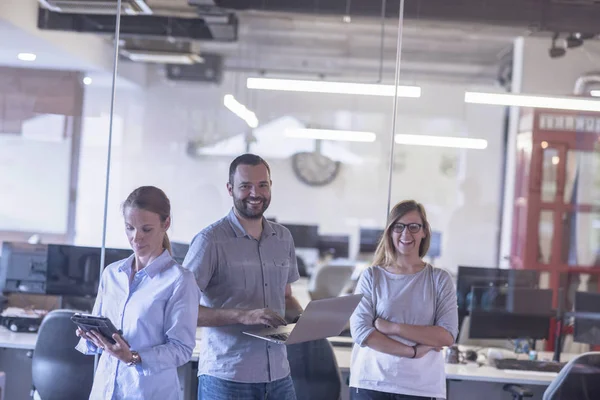 Starta Upp Business Team Porträtt Moderna Kontor Interiör — Stockfoto