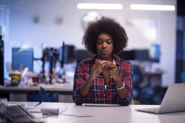 modern ofis onun işyerinde genç siyah kadın  