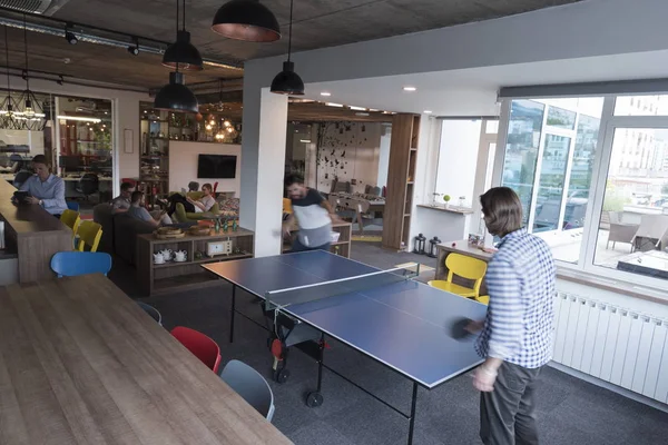 Jugar ping pong tenis en el espacio de oficina creativa —  Fotos de Stock