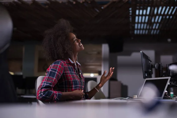 Woman at her workplace in startup business office listening musi — Stock Photo, Image