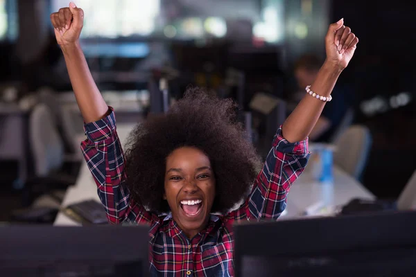 Junge schwarze Frau an ihrem Arbeitsplatz in modernem Büro afrikanisch-ame — Stockfoto